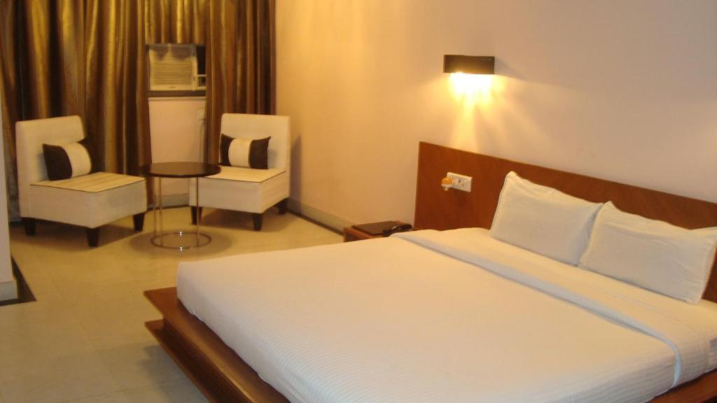 Chanson Grand Westend Hotel 2*