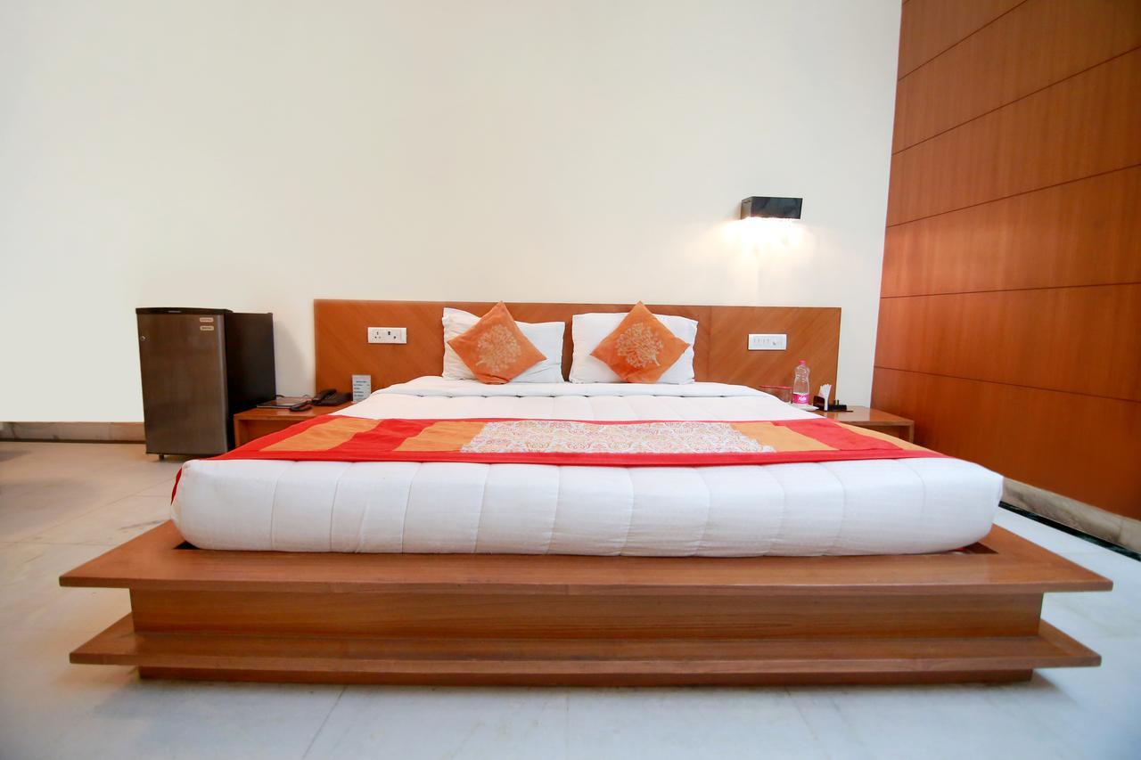 Chanson Grand Westend Hotel 2*